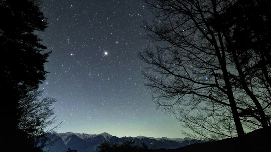 夜晚星空银河流星延时视频