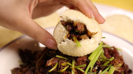 传统小吃烧饼夹羊肉视频