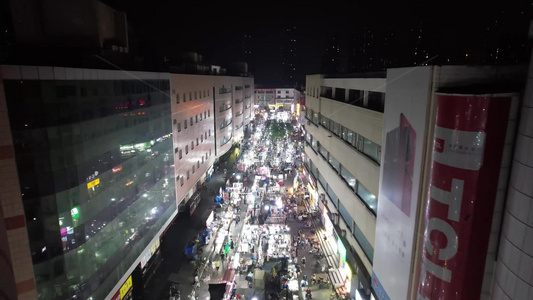 城市步行街夜景地摊人流航拍视频