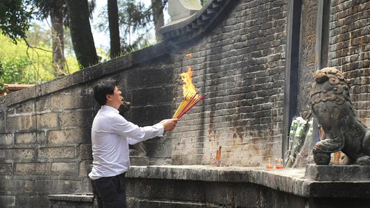 慢镜头湖南株洲炎帝陵燃香奉祀始祖的游客4k素材视频