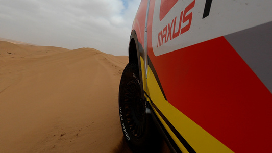 实拍第一视角GOPRO运动相机拍摄汽车轮胎沙漠漂移扬沙视频