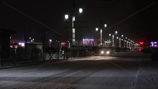 城市夜晚下雪雪景视频