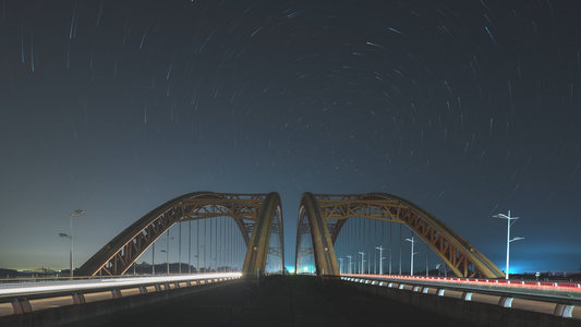 夜晚大桥上空的星轨4k延时视频视频