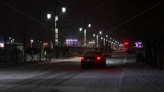 城市夜晚下雪雪景视频