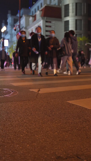 城市夜景交通路口川流不息的通过马路的行人素材逛街素材49秒视频