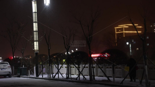 城市夜晚下雪雪景视频