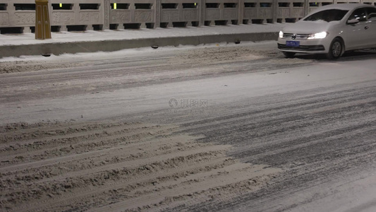 城市夜晚下雪雪景视频