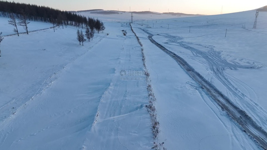 呼伦贝尔冬季风景雪原道路汽车行驶视频