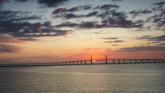 太阳从港珠澳大桥边上升起视频