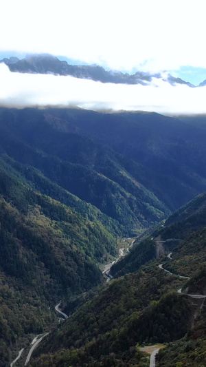 航拍川藏线山脉与盘山公路高海拔45秒视频