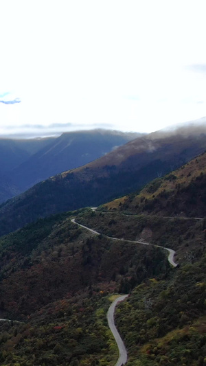 航拍川藏线山脉与盘山公路自然风光45秒视频