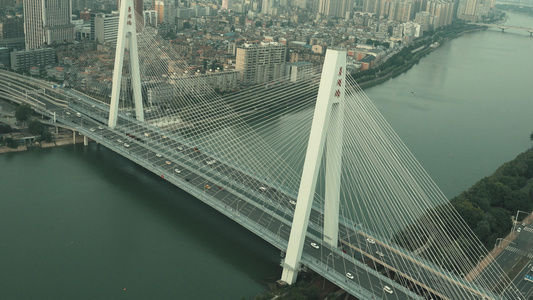 横跨汉江的武汉月湖桥车水马龙视频