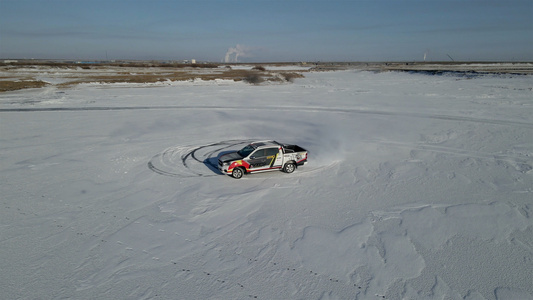 航拍汽车雪地广告雪地漂移镜头视频