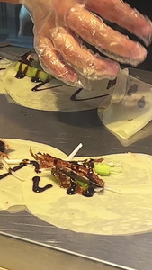 北京特色美食小吃烤鸭片皮鸭卷饼制作过程素材小吃素材视频