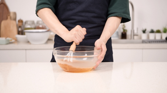 月饼制作搅拌糖浆视频