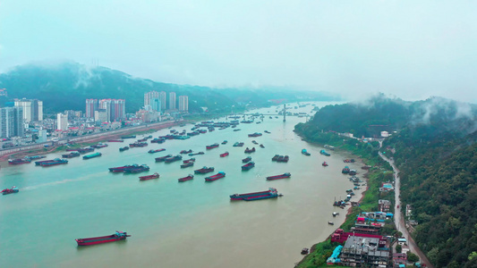 4k航拍广西梧州西江清晨云雾货运码头视频