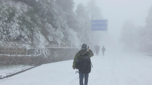 江西庐山景区雾凇景观和欣赏的人群14秒视频