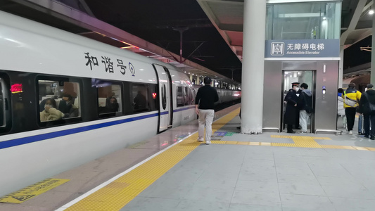 和谐号列车到达广元站视频