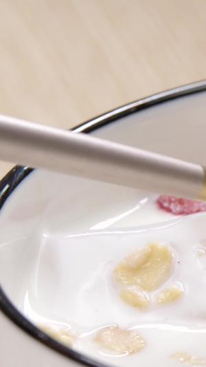 使用汤匙舀一勺早餐酸奶营养早餐24秒视频
