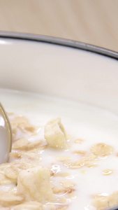 使用汤匙舀一勺早餐酸奶营养早餐视频