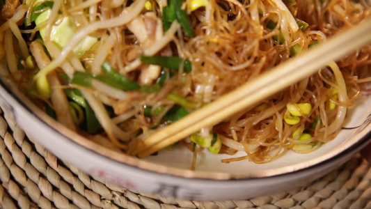 家常美食韭菜豆芽炒粉丝视频