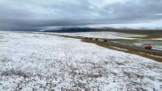 茫茫雪地里勇敢的越野车队行驶迎接挑战视频