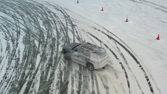 航拍拍摄汽车冰雪漂移雪中视频