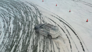 航拍拍摄汽车冰雪漂移雪中27秒视频