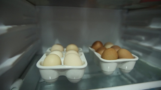 冰箱里的鸡蛋[冷冻室]视频
