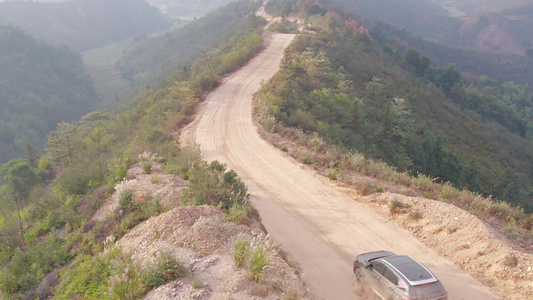 湖南衡阳鸡公岩山路上飞驰的汽车视频