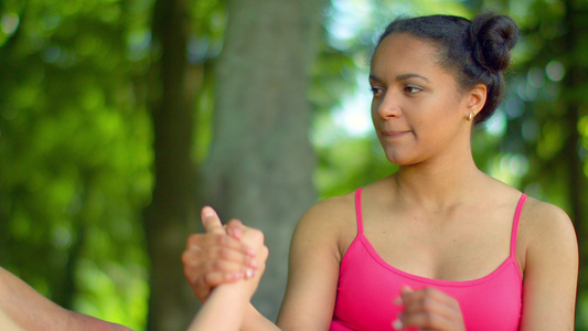 女性在室外公园运动健身做瑜伽视频