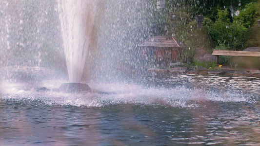 池塘里的喷泉空境视频