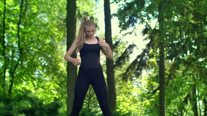 年轻女性在树林公园里健身14秒视频
