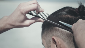 理发师第一视角给男性顾客修剪头发20秒视频