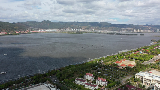 航拍云南昆明海埂大坝滇池草海亲水平台地标视频