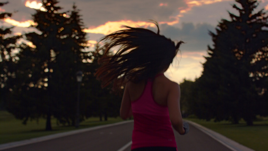 女性在公路上跑步健身运动视频
