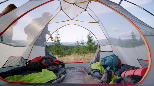 山顶露营在帐篷里互相嬉戏打闹的情侣视频