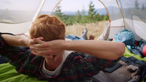 山顶露营在帐篷里男性躺着休息睡觉30秒视频