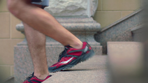 运动男性下楼梯脚步运动鞋特写6秒视频