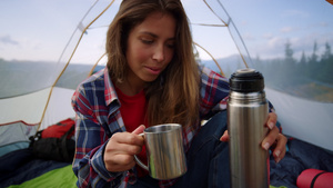 山顶露营在帐篷里女性倒热水喝26秒视频