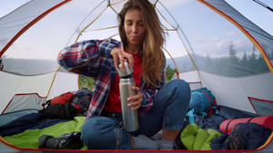 山顶露营在帐篷里女性倒热水喝28秒视频
