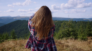 女性登山背包客拍照记录美景28秒视频