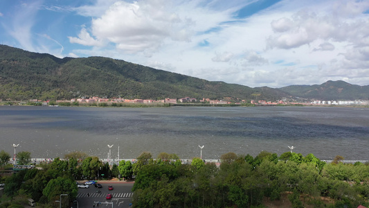 航拍云南昆明海埂大坝滇池草海亲水平台地标视频