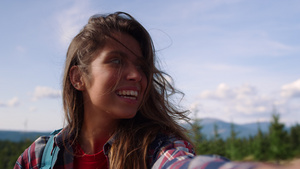 女性登山背包客拿手机自拍记录美景30秒视频