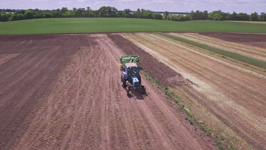 高科技农田机械化耕地作业视频