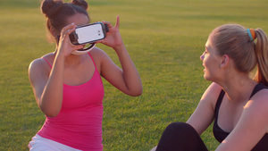 两个年轻女性在草坪体验vr眼镜22秒视频