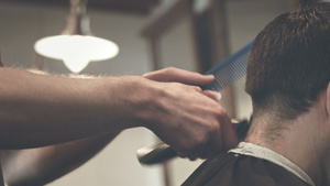 理发师第一视角给男性顾客修剪头发9秒视频