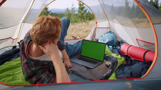 男子户外野地帐篷电脑办公视频
