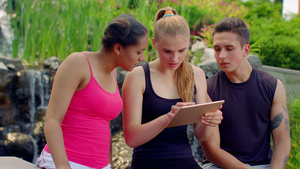 三个年轻人拿着平板电脑聊天分享25秒视频