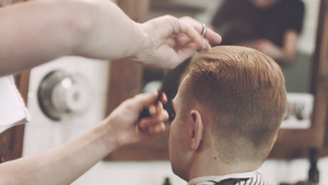 理发师第一视角给男性顾客修剪头发6秒视频